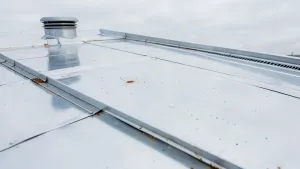 jak położyć blachę na dach płaski