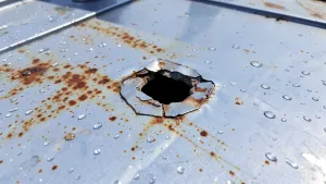 jak załatać dziurę w dachu z blachy