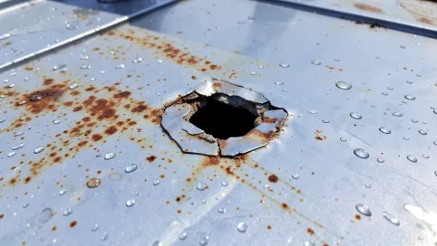 jak załatać dziurę w dachu z blachy