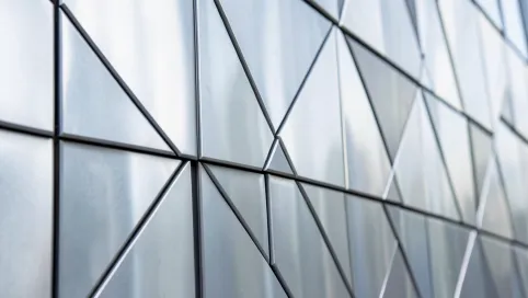 montaż blachy trapezowej na ścianie